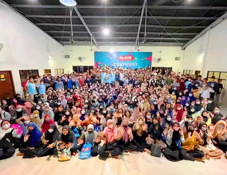 1-mr-bob-12-kampung-inggris-pare-kediri-copy-2-1-768x592